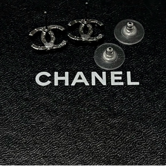 Chanel classic pearls crystals CC logo earrings - Picture 6 of 7